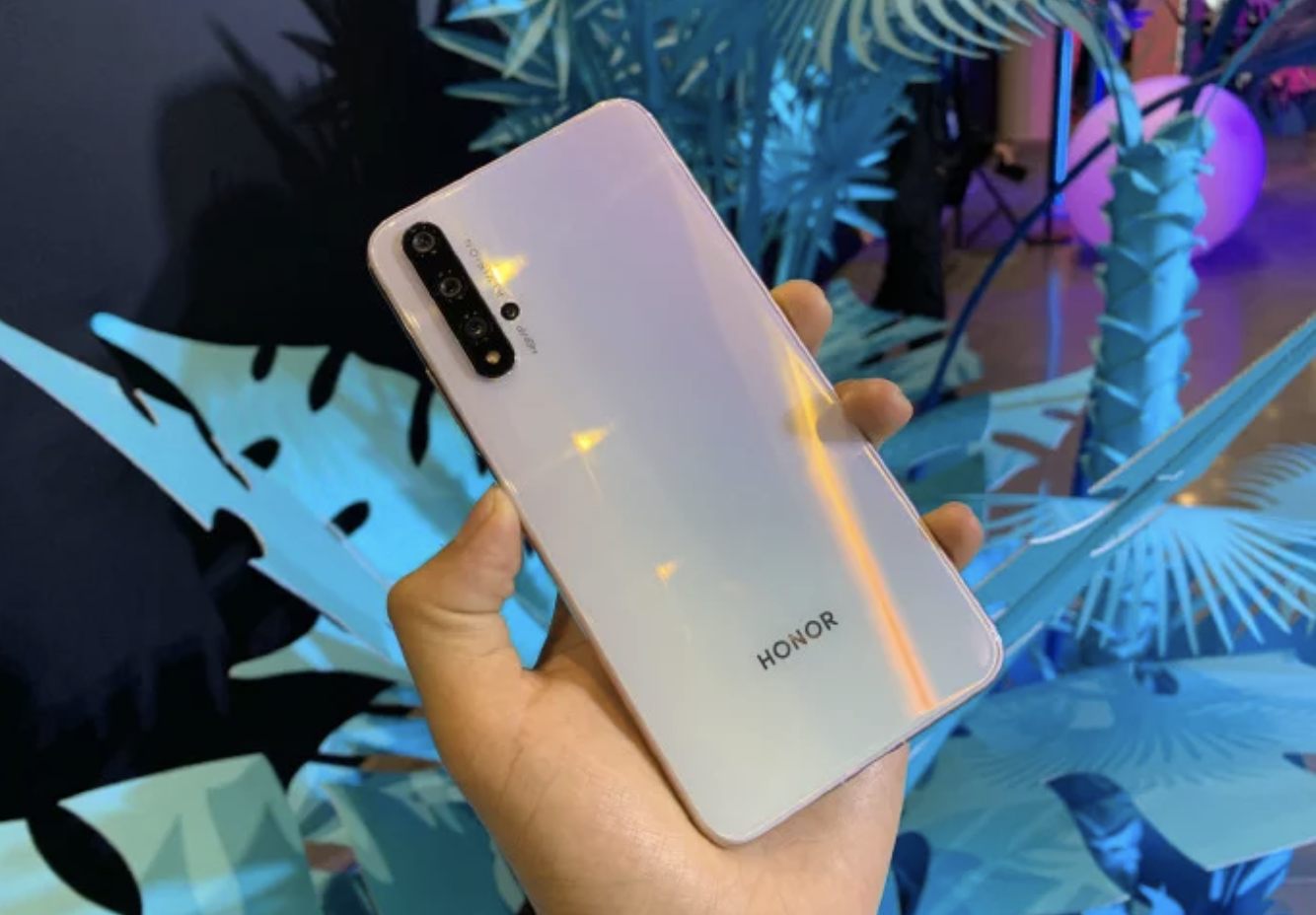 Honor 20 pro yal. Honor 20 Pro белый. Хонор 20 белый. Смартфоны хонор 20 Pro. Honor 20 Pro 8/256gb.